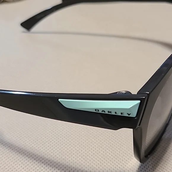 OAKLEY SUNGLASSES - Picture 4 of 11